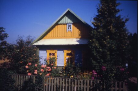 Casa azzurra e gialla in Bielorussia