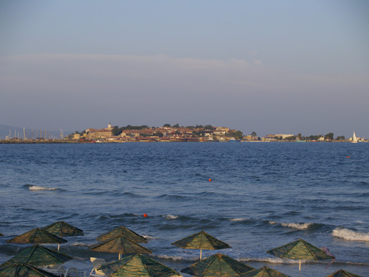 La spiaggia di Nesebar e in lontanaza la città antica