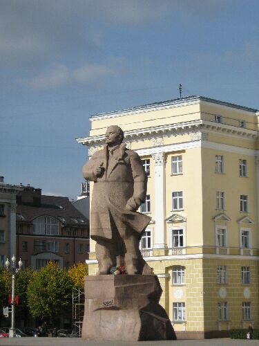  La statua di Lenin nella piazza di Smolensk